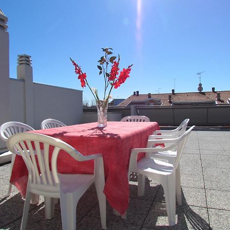 Apartamento Colorful Attic With Large Terrace - Beahost Bibione Exterior foto